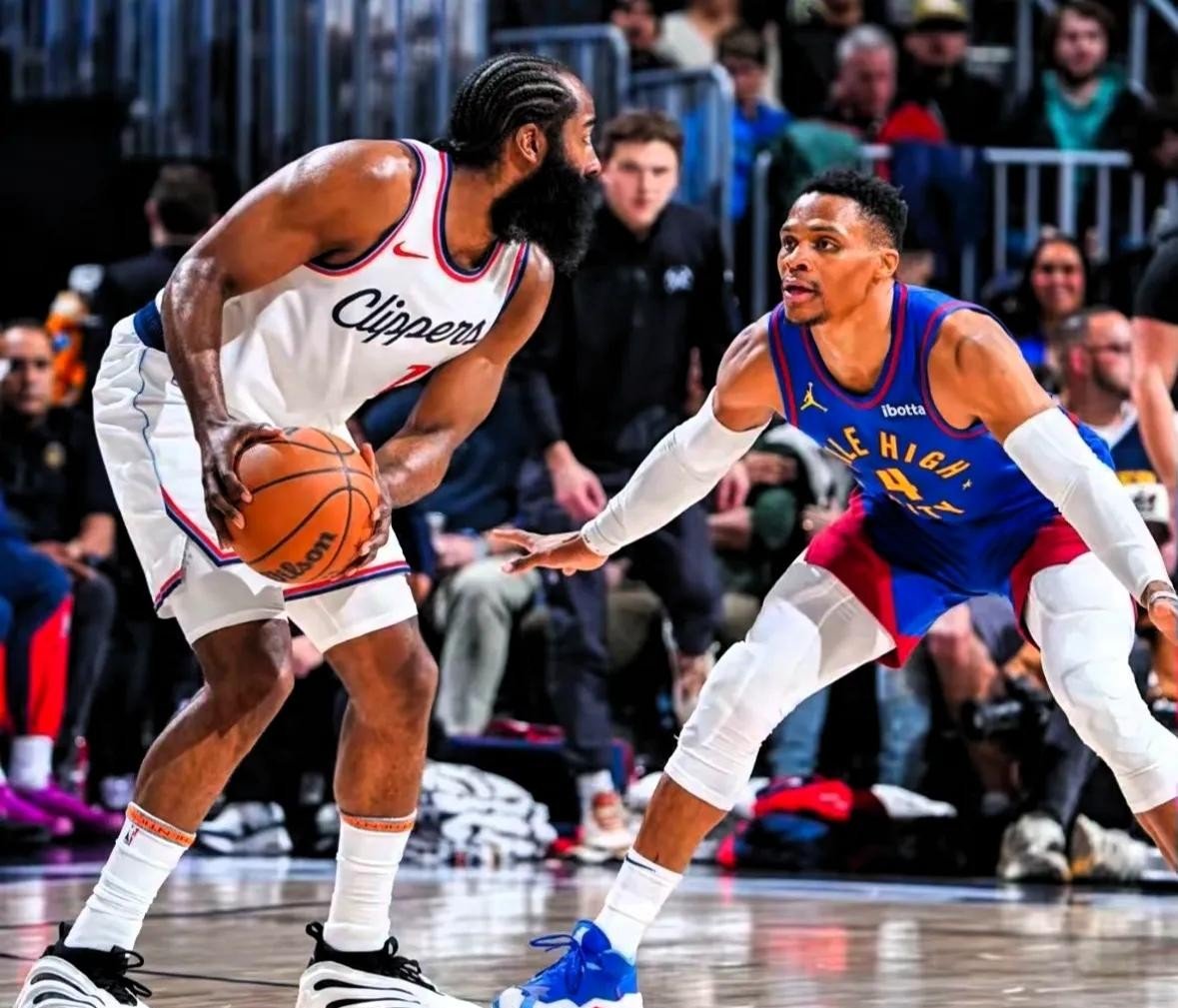 局部防守强硬，带领球队底特律取胜与对手